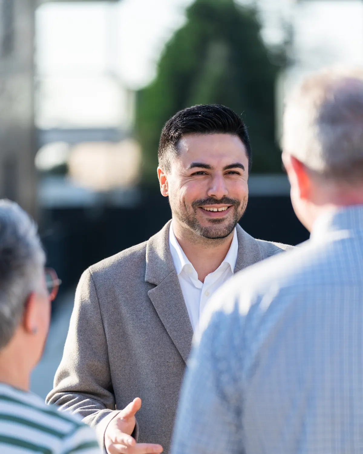 Eren Koçak im Gespräch mit zwei Bürgern