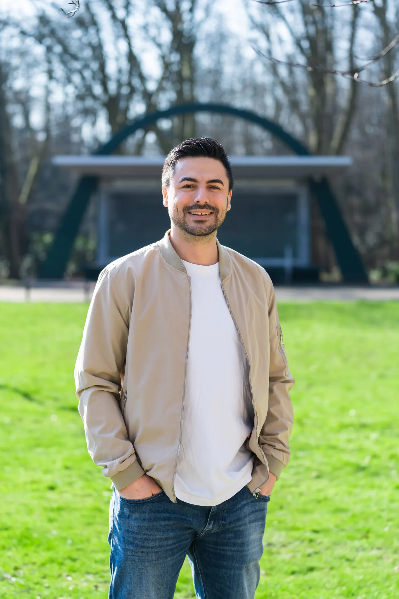 Eren Koçak lacht, draußen im Park